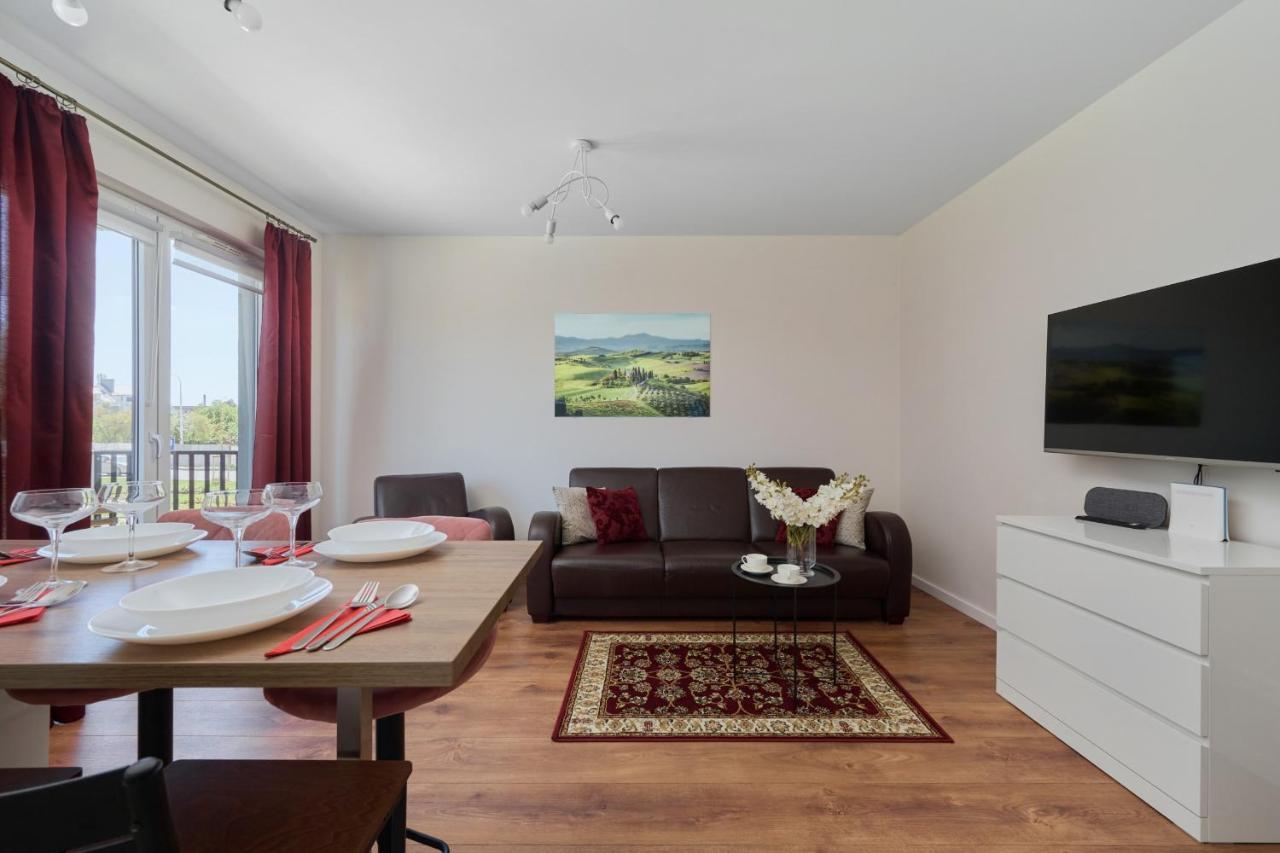 Comfy With Parking & Balcony By Renters Apartament