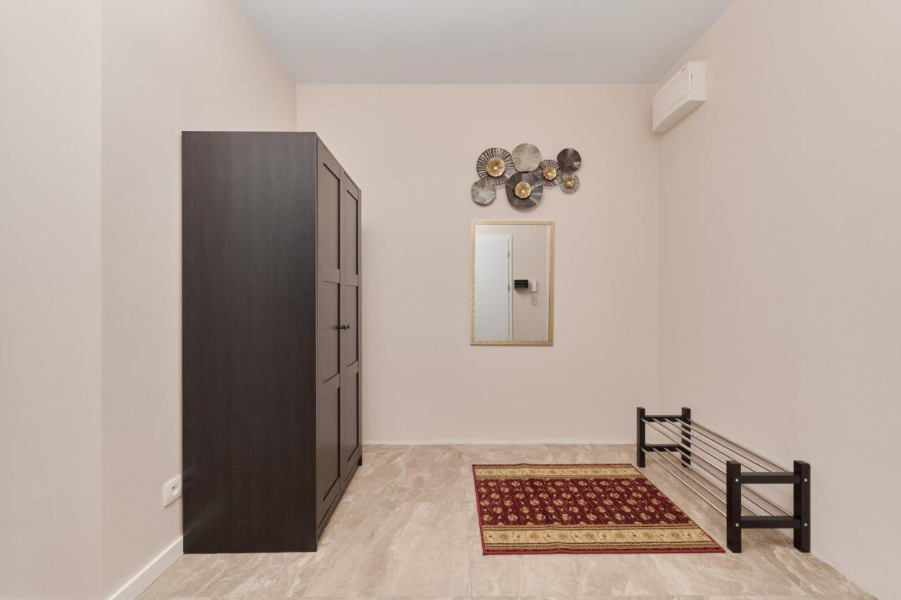 Comfy With Parking & Balcony By Renters Apartament